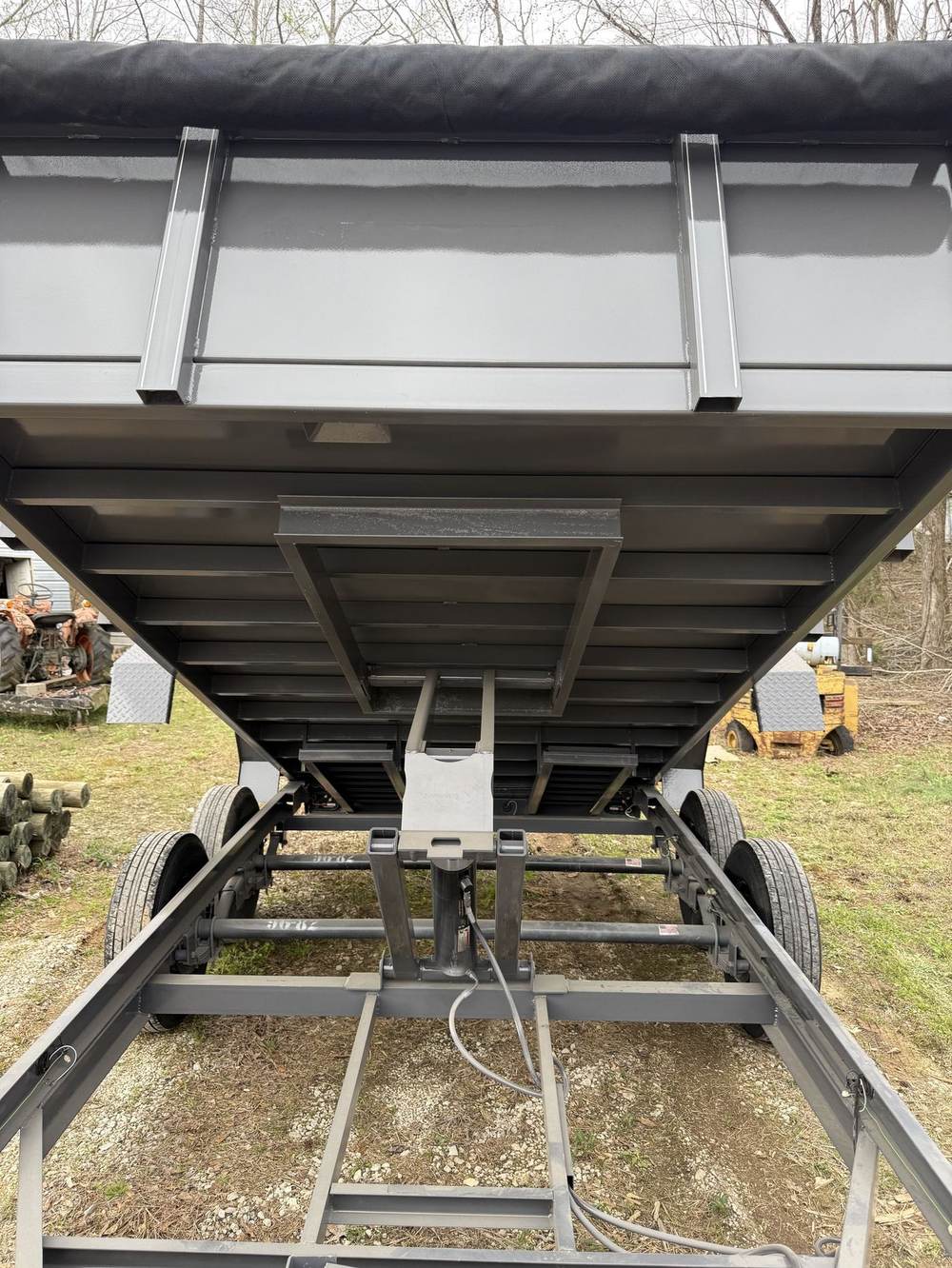 Underside view of the scissor hoist on a Triple R dump trailer